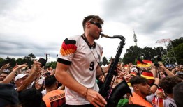 德国球迷随着“萨克斯人”的旋律起舞