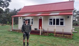 少年的梦想给他带来了一个历史性的家：“三年的空闲时间和周末”