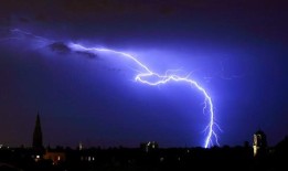 随着更多暴雨袭击英国部分地区，雷暴警报延长