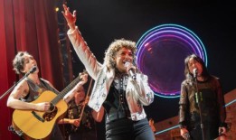 评论：评论家们为《孤独的少数人》摇摆吗？