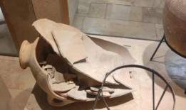 在以色列博物馆，一个男孩不小心打碎了3500年的青铜时代中期水罐