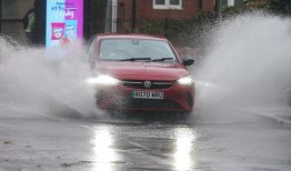 风暴伯特：在席卷英国的大洪水中，一名男子被河水冲走后死亡