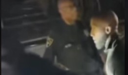 “当着孩子们的面？”看伯明翰警察逮捕Minor High乐队指挥约翰尼·米姆斯