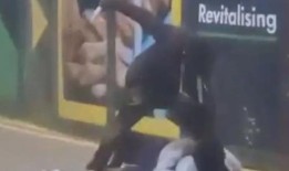 闭路电视捕捉到少年在维冈公交车站外被刺的瞬间