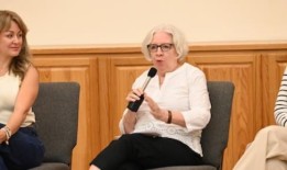 在深红色的阿拉巴马州，图书馆赢得了为孩子寻求全权限卡的家长的信任