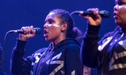 合唱团将“世界需要听到”的故事带到伦敦