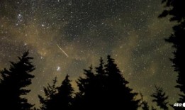 图片：英仙座流星雨在全球闪耀