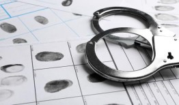 一名女子的尸体在加油站被偷的路虎车里被发现后，警方逮捕了一名男子