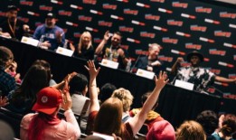 在纽约动漫展上，Playbill的2023百老汇大书呆子小组的7个亮点