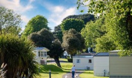 我们在雨中乘着房车度假，度过了一段美妙的时光