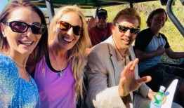 尼古拉斯·凯奇：“生活就像海滩”，他在拍摄《冲浪者》时与西南姐妹们自拍