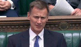 周一晚间新闻简报：绍斯波特持刀袭击案中，8人中有儿童被刺