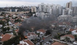 哈马斯武装组织对以色列发动了前所未有的火箭和渗透行动