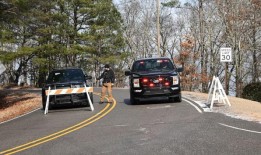 官员们表示，阿拉巴马州北部的许多道路仍然因冰而无法通行