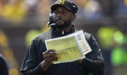 根据合同条款，密歇根大学教练谢尔隆·摩尔不能因为NCAA的偷签调查而被解雇