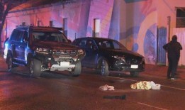 一名男子在离家几米远的地方被车撞后与死神搏斗