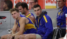 《西海岸》在另一次软组织受伤后，老鹰队在艾略特·杨身上流汗，这是一部惊悚片