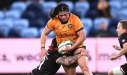 在与美国的橄榄球比赛中，袋鼠试图反弹