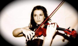 获奖的音乐家和歌手克里斯蒂娜·瑞恩已经进行了世界巡演