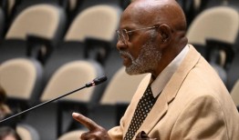 流动公共安全主任将审查所有使用武力的随身摄像头录像，以应对日益紧张的局势