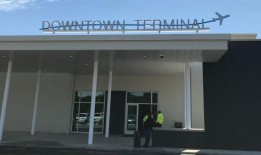 去莫比尔市中心的机场接新的航班