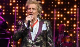罗德·斯图尔特(Rod Stewart)在美国的表演中烘烤“橙色”唐纳德·特朗普(Donald Trump)