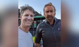 尼古拉斯·凯奇：“生活就像海滩”，他在拍摄《冲浪者》时与西南姐妹们自拍