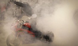 清迈集市摩托车特技表演出错，特技演员住院