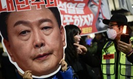 韩国宣布戒严令，对总统实施旅行禁令