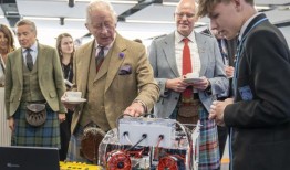 金在参观工业中心期间会见了下一代工程师