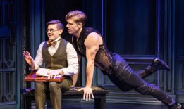 照片：第一次看到安德鲁·基南-博尔格，詹姆斯·戴利，更多的德古拉：恐怖喜剧