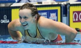 莱德基在美国游泳选拔赛上为兽医带路