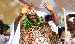 授权我去追捕杀害约鲁巴君主的凶手，加尼·亚当斯