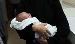 空袭杀死了一名怀孕的母亲，加沙诞生了一个“奇迹”婴儿