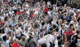 英格兰球迷在酒吧狂欢狂欢欧洲杯决赛