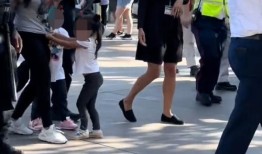 迪斯尼乐园的妈妈被带着手铐拖出来，旁边是歇斯底里的孩子，她试图不付钱就溜进公园