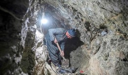 淘金者冒着死亡和债务的风险