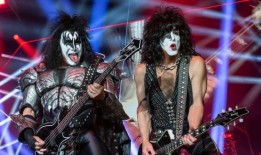 KISS演唱会在吉恩·西蒙斯生病后短暂停演