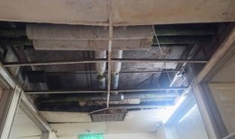 思步医院病房部分暴露的天花板引发安全问题