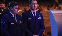 数百人为遇难飞行员罗杰·福特森举行葬礼