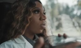 新流媒体电影《在高速公路上看到婴儿的护士》描绘了卡莉·拉塞尔的传奇故事