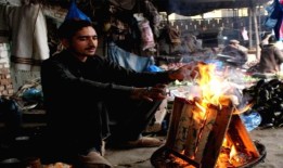 寒冷的风使卡拉奇的天气寒冷